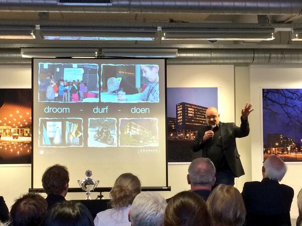 Gedreven man die <a href="/larscourage/">lars courage</a> als architect aan het woord bij het #lustrum van <a href="/KidsCollegeApel/">KidsCollegeApeldoorn</a> #droomdurfdoen