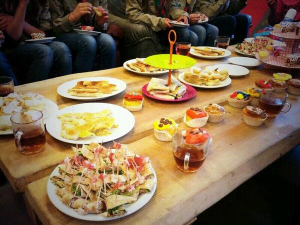 Gisteren hebben de dames een heerlijke high tea gehad! Smullen!