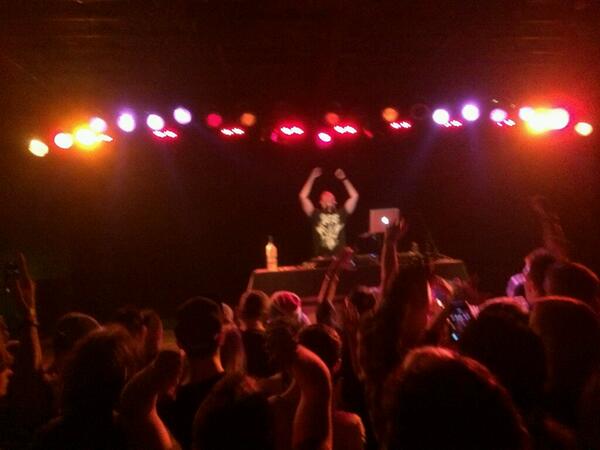 GlowTribe's tweet photo. @SoundRemedy liberating the crowd last night in Chitown with that audio medicine! http://t.co/MNy3FOa8Rg