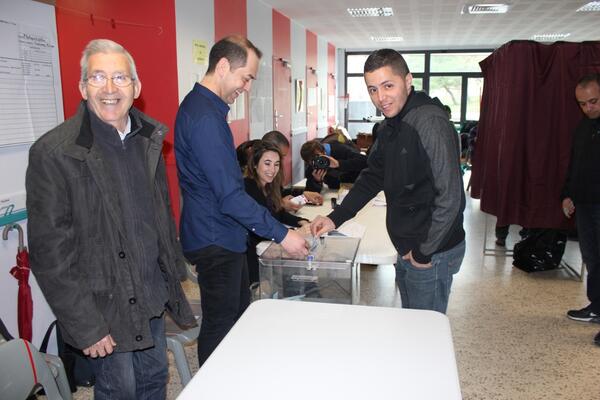 TlseenMarche's tweet photo. #mun31000 @AhmedEnMarche a voté ce matin à l'école Daurat @Capitole2014 #Toulouse @2014municipales http://t.co/ufEqydm4cX