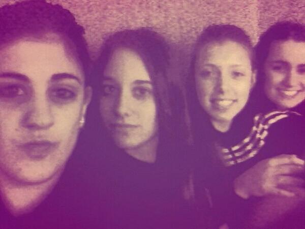 Ra_queta's tweet photo. "@Rcoooo: Vamonos a jugar un ratito ⚽⚽ @Sandris_tea @Marga_smile @Ra_queta http://t.co/zvlQOlZJpt"
