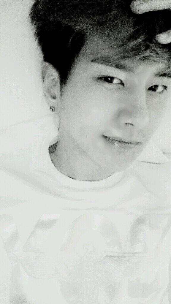 BBomb_90's tweet photo. But still handsome aight ;) RT @taeeun_93: your sleepy face ㅠ3ㅠ BBomb_90 http://t.co/s055PnB0ZX