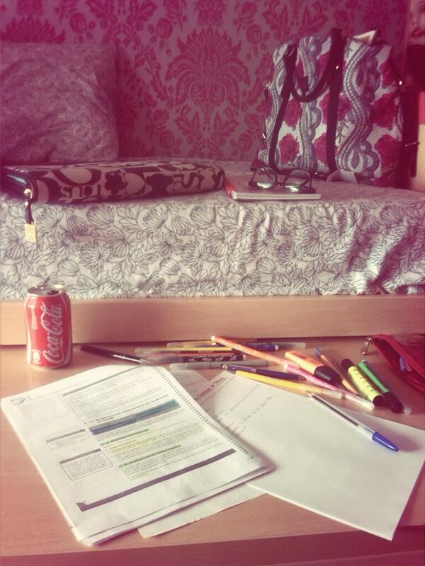 lunimonroe's tweet photo. Mañana a primera hora se acabó este trimestre... #Conganasdeacabar http://t.co/4UNbEjLqUf