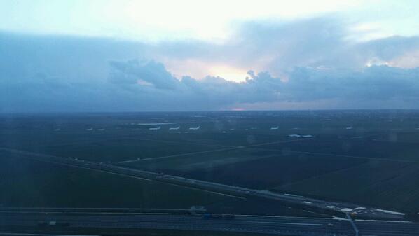 De parkeerplaats voor presidentiële bolides #NSS2014 #polderbaan #schiphol