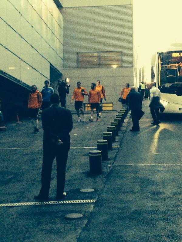 VeteranosRM's tweet photo. El equipo llegando al Estadio http://t.co/Kc6LdH6QDt