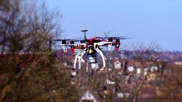 CNNEE's tweet photo. Este 'drone' puede robar la información de tu teléfono. http://t.co/A0CETPIg15 http://t.co/6QJbFF4PJ0