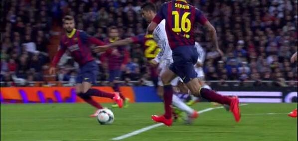 joserra_espn's tweet photo. Penal injusto, TERRIBLE error del árbitro central, la falta de Alves sobre Cristiano es fuera aquí la FOTO. http://t.co/6foc9eHMuo