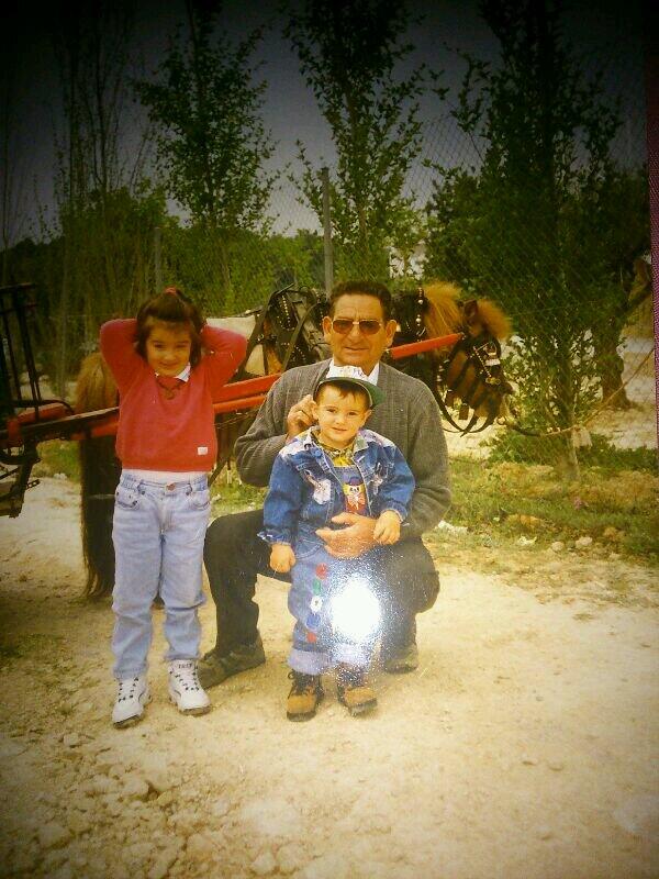 alex_albalat95's tweet photo. No sabes lo q t hecho d menos abuelo #siempre http://t.co/NOSvCULxXw