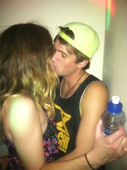 BryantMakeouts's tweet photo. Looks like they found love in a hopeless place #cornermakeout http://t.co/ErGLwAbsky