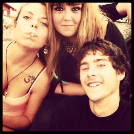 leyrikah's tweet photo. "@Iratubi: Kamping!!!!!! @leyrikah @Gasca_7 http://t.co/liyGBIqQrs" ole oleeeee ganas maximas de veros caris!!!!!!!!!!!