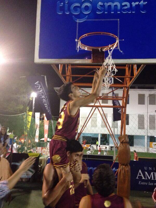 CCampoalto's tweet photo. Campoalto, campeón de de basketball del Intercolegial del Colegio Teresiano. http://t.co/hNwjD3mvtC