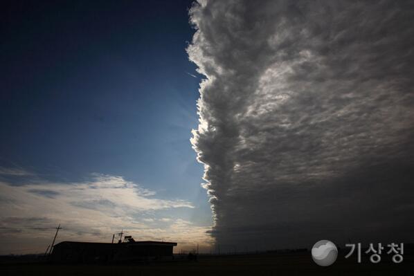 오늘(24일) 전국이 대체로 맑다가 오후 늦게부터 차차 흐려지겠고, 중부지방과 경상북도에서는 오후 늦게부터 내일(25일) 새벽 사이에 빗방울이 떨어지는 곳이 있겠습니다. @ 2011년 기상사진전 입상작