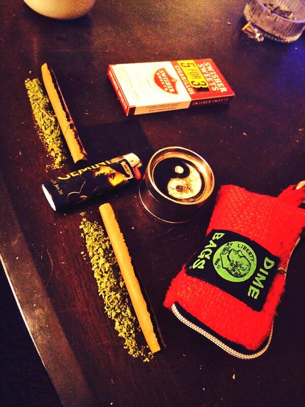 REDGroovyDoe's tweet image. Heyy errbody yes its them #SmokingHours once again #MatchTwo you know the drill S/O #GeminisWeAre my lighter doe😎