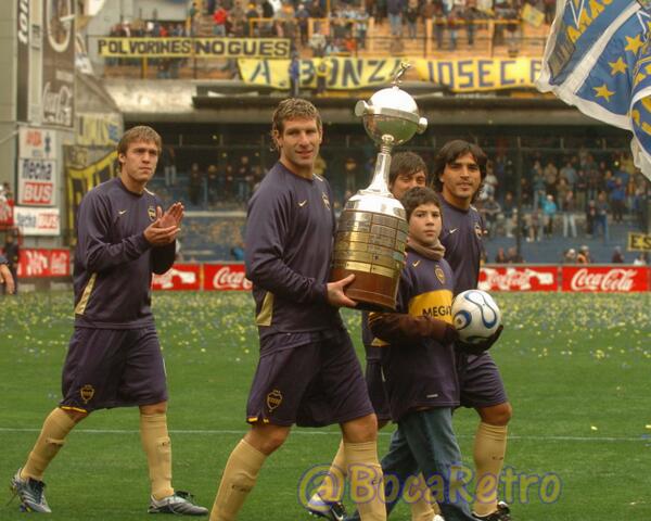 BocaRetro's tweet photo. Palermo en el cesped de la bombonera con la copa libertadores http://t.co/L7Xsyj1iGM