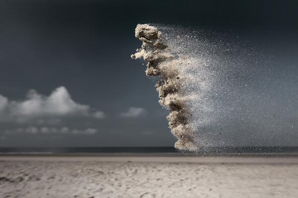 thevisualnews's tweet photo. Sand Creatures: Claire Droppert Captures Clouds of Sand in Mid-Flight http://t.co/45byxsyB5u #photography #art http://t.co/pRE5R8ZHF9