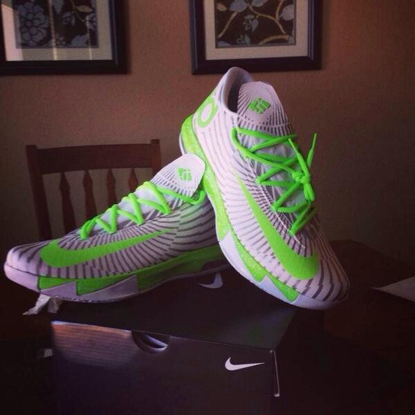 DealsUnderCost's tweet photo. Another custom pair of KD VI's😍 http://t.co/BAulhsrW39
