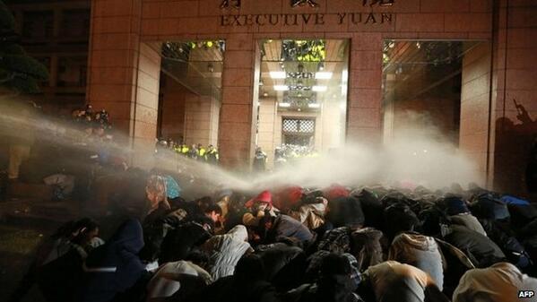 BBCNewsAsia's tweet photo. More than 30 people arrested, dozens hurt as Taiwanese police clash with student protesters http://t.co/mIyAN1YL1J http://t.co/FBIaQkzQf4
