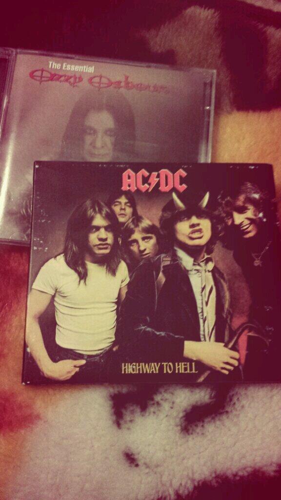 rubyrosales87's tweet image. OMG OMG WHAT MY DAD JUST GAVE ME HE KNOWS ME SO WELL ^-^