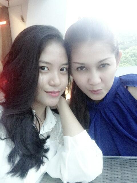 SherlyAnitha's tweet photo. Min ini mama nya atau kaka nya teh @wilzass sih? Byk yg bilang mama dan byk blg kaka http://t.co/g3HcYZYC2Q