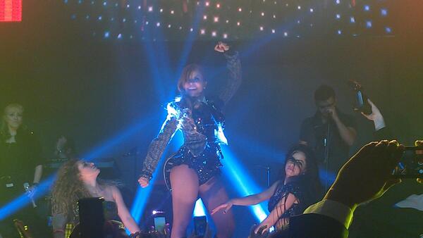GloriaTrevi's tweet photo. “@AlyEspino2: Regresando a casa, despues del gran mega estupendo concierto de @GloriaTrevi buenisimo, FELICIDADES http://t.co/IN8wr51c0c”😉