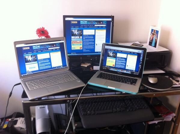 payneeful's tweet image. ok guys i think im ready and organised omg 😬💻💻💻 #3computers #igotthisshit #hopefully #pls