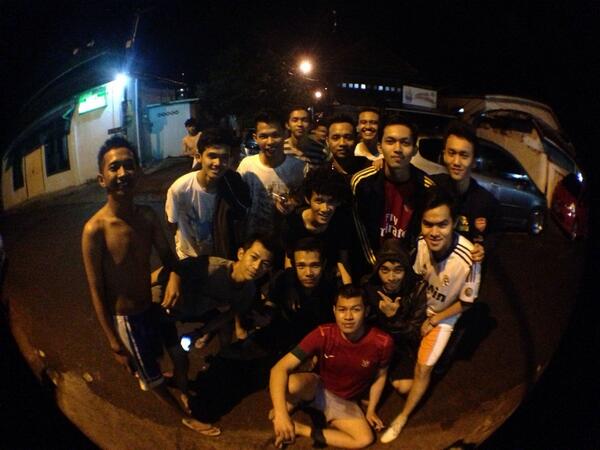 ra_squad's tweet photo. yang mau ikut foto cak ini, dateng malem ini jam 9 di ratu kita futsal! http://t.co/P2jk9zT1PT