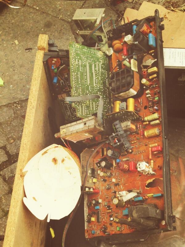 alles_anna's tweet image. Die Indizien sprechen für sich: &quot;hier waren Chinesen am Werk&quot; #fundstück #Chineseengineering  #streetart