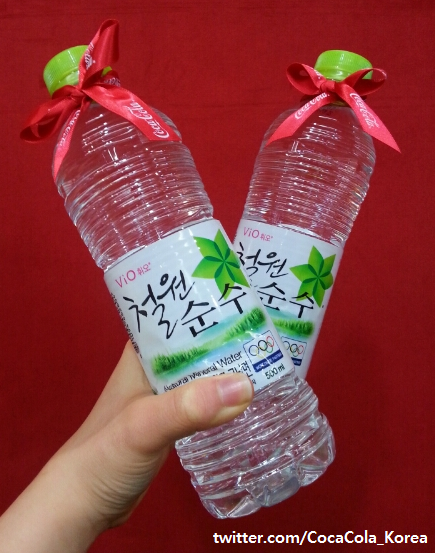 CocaCola_Korea's tweet photo. 3/22은 세계물의날이었죠. 물을 사랑하는 마음을 담은 #ToastToWater 캠페인! 순수로 물에 대한 사랑(♥)을 Toast했습니다!전세계인들의 동참 모습은 요기서☛http://t.co/ekZZRmTSkg http://t.co/6fM0zAxMbe