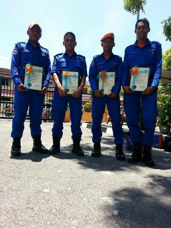 APM_Sepang's tweet photo. Penerima Sijil Penghargaan Ketua Pengarah JPAM sempena sambutan Hari Pertahanan Awam ke-62. http://t.co/2pAKvVKVyX
