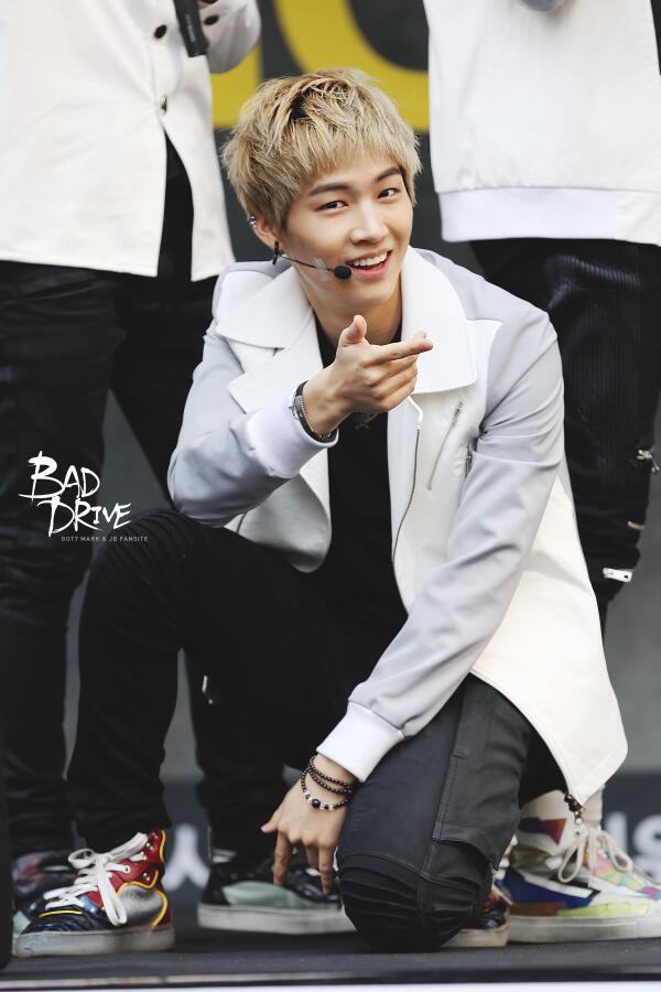 BadDrive_'s tweet image. 140322 가로수길 음악의거리 #GOT7 #JB #재범 업데이트 완료! 배드드라이브 정식오픈했어요 baddrive.net   cfile3.uf.tistory.com/original/2745B…