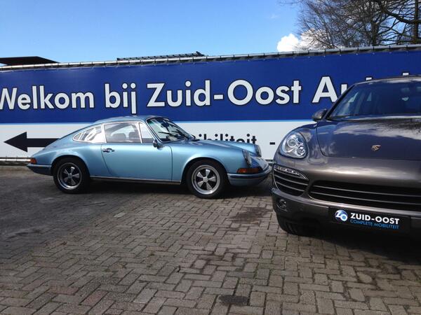 ZuidOostAuto's tweet photo. #Porsche dag vandaag bij Zuid-Oost! '73 911 Turbo voor onderhoud en #Vindopdracht nieuwe Cayenne. Prima dagje! http://t.co/nVzmQVziyQ
