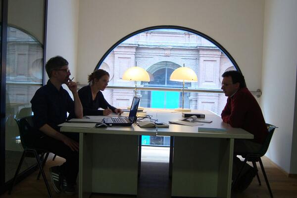 MuseoEgizio's tweet photo. #DayInTheLife Ore 12 - In riunione con Enrico (egittologo), Francesca e Alberto (@Hub09agency) per la #MuseumWeek! http://t.co/S1xYDHMUoJ