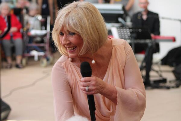 Willeke Alberti start de lente in De Stichtse Hof, Laren.