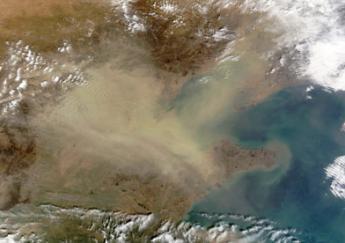 ChinaPollution_'s tweet photo. aerial view of smog collectin over china you can see this is not just located to one area but wide spread #smogsucks http://t.co/bwRoA86jaZ