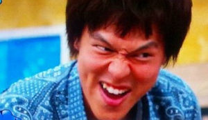 eighter_net's tweet photo. メイ「あなたはだぁれ！？まっくろくろすけ？」
「ま～～る～～や～～ま～～～～！！！！」
メイ「まるやま！あなた丸山って言うのね！」 https://t.co/td8iDrYGlG