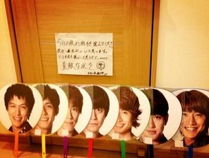 eighter_net's tweet photo. 部屋に行ったら
「今日の夜の 相手を選んでください。
僕は一番左がいいと思います
どうせ右を選ぶと思うけどｹｾﾗｾﾗ
素敵な夜を
お前の弟○○より」
ゾッとしました。
中１の弟に
素敵な夜を期待されました。
ドアの前から動けねえwww https://t.co/MqU9XdJIcN