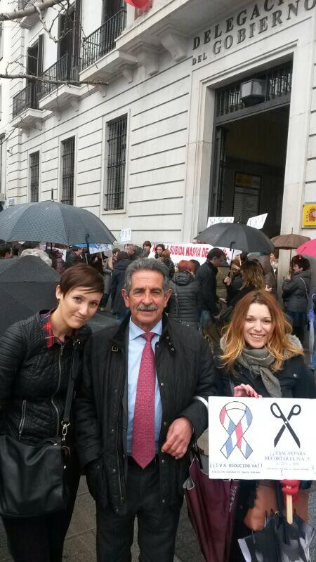 RevillaMiguelA's tweet photo. En apoyo a las reivindicaciones de las peluquerías ¡no al 21% de IVA! http://t.co/jMQk512bqT