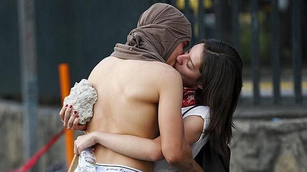 abc_es's tweet photo. Un beso y una piedra, la foto símbolo de la protesta en Caracas http://t.co/bj8HqGM5pf #Venezuela http://t.co/4mvCNRyhVH