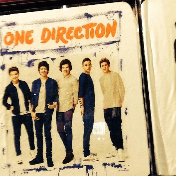 OneDIRECTlONews's tweet image. ⓒ ☺️✨❤❤They are selling a 1D shirt at Hot Topic!!!! Must have!!! #HotTopic #OneDirectionMerch #1d #louistomlinson...