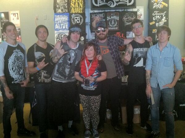 Kercee1's tweet photo. So short compared to all of @Alesana nice meeting my first band @dennydiablo, @Peezeethemadcap, @crumpitout http://t.co/Ua4L9efHCO