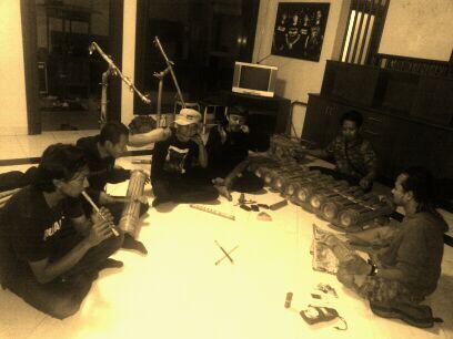 manjasad's tweet photo. persiapan kolaborasi @Karinding_attck ,toel neng @ayutingting_new #GadisAtauJanda http://t.co/wWT51j99en