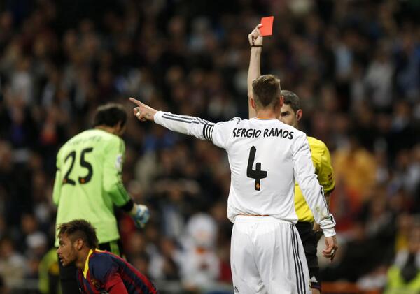 DeportesCuatro's tweet photo. Los árbitros coinciden: Es penalti y roja a Ramos, pero la norma es injusta http://t.co/4w1gA8qkCm #DeportesCuatro http://t.co/siEAlZztbg
