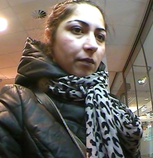 OpsporingNB's tweet photo. Shoppen met gestolen pinpas van oude vrouw in Waalwijk! Wie kent deze vrouw?  Meer info kijk: http://t.co/sAb1u4emhF http://t.co/Mq1abIZszz