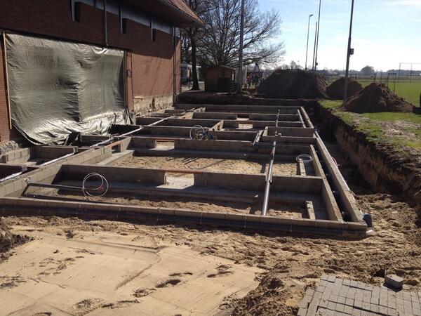 Fundering gereed nieuwbouw kleedkamers TVO Beckum, deze week wordt de begane grond vloer geplaatst