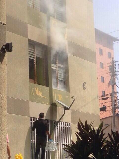 rctv's tweet photo. En Merida y por bombas lacrimógenas lanzadas por la GNB se quema apartamento.
http://t.co/26TB6iJj9b vía @Alexgonzalezlu