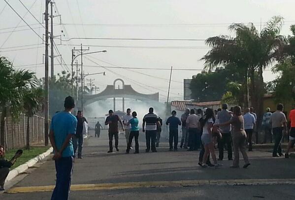 AnonsVenezuela's tweet photo. Asi se encontraba Cabudare #Barquisimeto hace 45min. Represion por parte de GNB http://t.co/E28USMYV0j