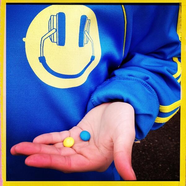 MauAlBus's tweet photo. #M&M #Azulyamarillo #smile #smileDJ #Hipstamatic #Jane #BigUp http://t.co/CLGrgJlDYe