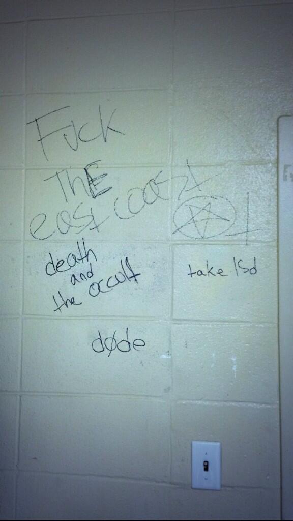 laundryproblems's tweet image. laundry room probs