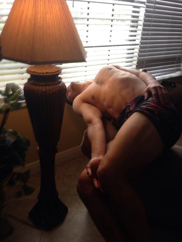 KaitlynCarmona's tweet image. When in doubt use a lamp #whiteboy #nosun #gettingbackinthegame #indoortanningbed