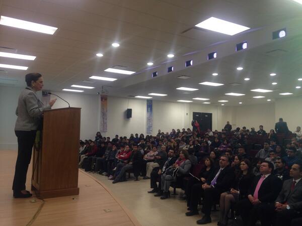 Cristina_Diaz_S's tweet photo. Agradezco a la directora del #TECNL María de Jesús Cisneros por permitirnos tener este acercamiento con sus alumnos. http://t.co/nFmmgmOgGH